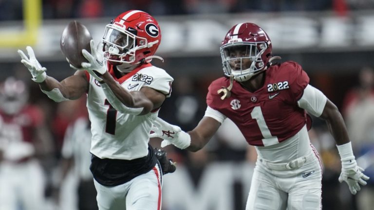 Georgia's George Pickens catches a pass in front of Alabama's Kool-Aid McKinstry.